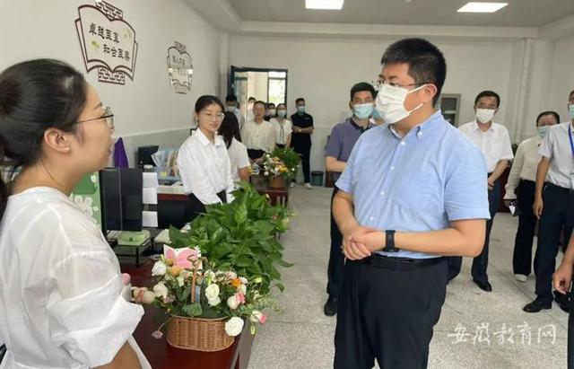 芜湖市委市政府看望慰问教师并调研教育工作